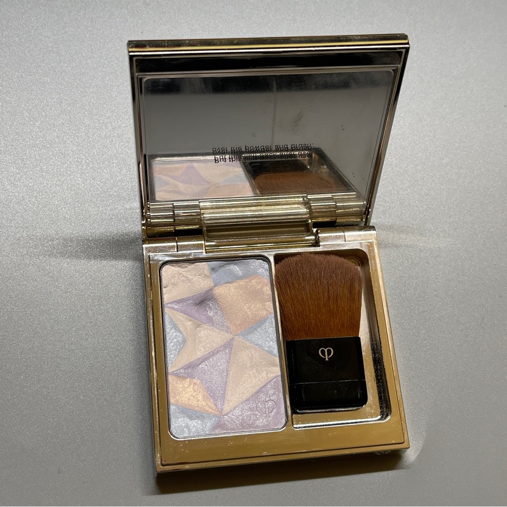 Cle de peau beaute THE LUMINIZING FACE ENHANCER in colour 11